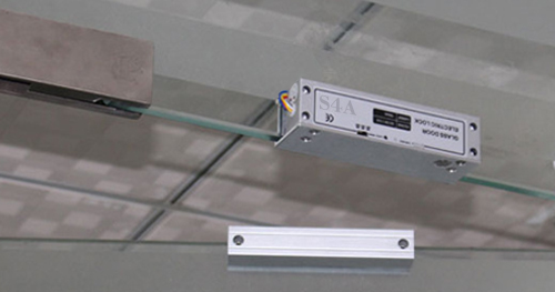 Metodo di installazione della serratura elettrica a catenaccio per porta in vetro